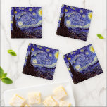 Vincent Van Gogh Starry Night Vintag Kunstkunst Untersetzer Set<br><div class="desc">Vincent van Gogh Starry Night Fine Art Painting Starry Night ist ein Gemälde des niederländischen post-impressionistischen Künstlers Vincent van Gogh. Der blaue Nachthimmel ist voll von wirbelnden Wolken, Sternen und einem hellen Halbmond. Die Sternennacht ist die einzige Nacht in der Serie von Ausblicken aus seinem Schlafzimmerfenster. Bewegung: Post-Impressionismus. Schöne, kunstvoll...</div>