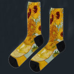 Vincent Van Gogh Sunflowers Socken<br><div class="desc">Vincent Van Gogh's Vase mit 12 Sonnenblumen ist eine von Van Gogh's berühmten Sonnenblumen-Serie. Dieses Gemälde von Sonnenblumen ist Teil von Van Gogh's zweites Set von wunderschönen impressionistischen Sonnenblumengemälden, das er 1888 erschuf. Die Sonnenblumen sind gelb vor einem hellblauen Hintergrund. Wie in all Van Gogh's großartigen Stücken sind die Sonnenblumen...</div>