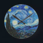 Vincent Van Gogh's The Starry Night Runde Wanduhr<br><div class="desc">Tauchen Sie ein in die faszinierende Schönheit von Vincent Van Gogh's The Starry Night mit diesem hochwertigen Kunstdruck der Reproduktionskunst. Eigene Kunstgeschichte und lass der Brillanz von Van Goghs Meisterwerk erhellen Ihre Umgebung.</div>
