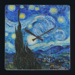 Vincent Van Gogh's The Starry Night Serenity Quadratische Wanduhr<br><div class="desc">Mit unserer hochwertigen Wanduhr bringen Sie Ihre Wände in die bezaubernde Welt des Meisterwerks von Vincent Van Gogh. Tauchen Sie ein in die zeitlose Schönheit von "The Starry Night", jetzt digital erweitert, um jedes faszinierende Detail und Pinselstrich festzuhalten. Fühlen Sie die Gelassenheit waschen Sie über, während Sie auf diesem ikonischen...</div>