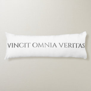 VINCIT OMNIA VERITAS KÖRPERKISSEN