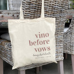 Vino Before Vows Wine Country Junggeselinnen-Absch Tragetasche<br><div class="desc">Herzlich willkommen im Bachelorette Wochenende in Ihrem Weinland mit diesen schicken und modernen personalisierten Taschen. Das Design enthält "vino before vows" in einer staubigen Rose klassische Serifenschrift mit Ihrem Event- oder Veranstaltungsnamen in handgeschriebenem kursiven Skript. Personalisieren Sie Ihre Daten mit dem Ortsnamen und/oder dem Jahr unten.</div>