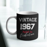 Vintag 1967 Alter bis Perfektion glücklicher Gebur Kaffeetasse<br><div class="desc">Funny Wine Pun Birthday Kaffee Tasse Geboren 1967. Feiern zum Geburtstag. Vintag 1967 - Alter bis Perfektion - Happy 56. Geburtstag [Name des Empfängers]. Schwarz-Weiß Retro Design mit roten Akzenten. Script Typografie. Macht ein perfektes Geburtstagsgeschenk für Ehemänner - Vater - Großeltern. Einzigartige 40., 50., 60. oder jede Tasse zur Geburtstagsfeier....</div>