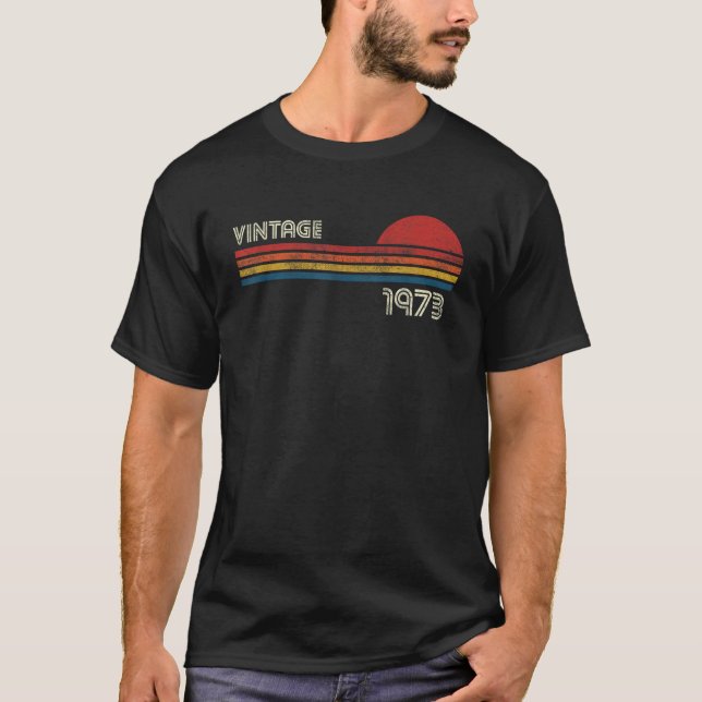 Vintag 1973 Bruststreifen Geburtstag T-Shirt (Vorderseite)