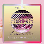Vintag 1994 30. Geburtstag pink Ornament Aus Metall<br><div class="desc">Schönes und einzigartiges 30. Geburtstagsgeschenk für geborene im Jahr 1994. Vintager Diskoball 1994 in rosa und die Inschrift limitiert Auflage. Zwei personalisierbare Textausdrücke auf Vorder- und Rückseite für kundenspezifische Glückwünsche oder Gruß.</div>