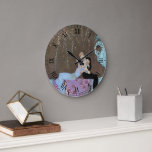 Vintag Art Deco Fireworks Le Feu, George Barbier Große Wanduhr<br><div class="desc">Vintage Illustration Amerikanische Unabhängigkeitstag Urlaub Kunst Deko Bild mit einem Mann und eine Frau küssen während sitzen auf einer blumigen Blume Decke, die über dem Bistro auf einem Balkon. Das junge, frisch verheiratete Paar hat einen romantischen Kuss, während Feuerwerke im schönen Nachthimmel explodieren. Sie trägt ein langes, elegantes Kleid und...</div>