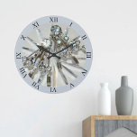 Vintag Art Deco Glam Rhinestones Akryllisch Große Wanduhr<br><div class="desc">Das fotografische Bild der Ohrringe aus Vintagem Deko Kristall ergänzt diese elegante und glamouröse Acrylwand um die Retroglasur. Der Kunstschmuck liegt auf einem Hintergrund aus geschnittenem Kristall. Das Gesamtbild ist silbergrau und scheint mit hellblauen Farbtupfern zu glänzen. Es ist auffallend und einzigartig und ein lustiger Weg, jede Wohngestaltung mit Eleganz...</div>