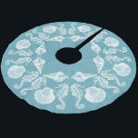 Vintag Beach Hütte Seashells Polyester Weihnachtsbaumdecke<br><div class="desc">Vervollständigen Sie Ihre Badeort- oder Strandurlaubsszene mit Ihrem eigenen Baumrock.  Das Ocean Themed Design bietet Meerpferde und Muscheln in einem attraktiven Muster. Hellblauer,  halbfarbiger Hintergrund mit Vintager weißer Muschel und Meerpferde.</div>