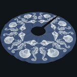 Vintag Beach Hütte Seashells White Blue Brushed Polyester Weihnachtsbaumdecke<br><div class="desc">Vervollständigen Sie Ihre Badezimmerszene oder Ihren Strandurlaub mit einem eigenen Baumrock. Das Ocean Themed Design zeichnet sich durch Meerpferde und Muscheln in einem attraktiven Muster aus. Dunkelblauer Hintergrund mit Vintager weißer Muschel und Meerpferden.</div>
