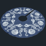 Vintag Beach Hütte Seashells White Blue Brushed Polyester Weihnachtsbaumdecke<br><div class="desc">Vervollständigen Sie Ihre Badezimmerszene oder Ihren Strandurlaub mit einem eigenen Baumrock. Das Ocean Themed Design zeichnet sich durch Meerpferde und Muscheln in einem attraktiven Muster aus. Dunkelblauer Hintergrund mit Vintager weißer Muschel und Meerpferden.</div>