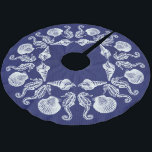 Vintag Beach Hütte Seashells White Blue Polyester Weihnachtsbaumdecke<br><div class="desc">Vervollständigen Sie Ihre Badezimmerszene oder Ihren Strandurlaub mit einem eigenen Baumrock. Das Ocean Theme Design zeichnet sich durch Seepferde und Muscheln aus. Dunkelblau,  halbtonig mit Vintager weißer Muschel und Seepferdmuster.</div>