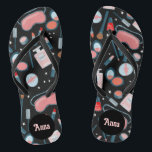 Vintag Beauty Cosmetics Bridesmaids Bride Custom Flip Flops<br><div class="desc">Niedliches Muster mit farbenprächtigem Design, handgefertigt von mir! Ideal für eine Brautjungfrau, für die Braut am Hochzeitstag oder für ein lustiges Bachelorette oder Brautparty Geschenk! Klicken Sie oben auf "Personalisieren", um einen Namen, Initialen oder anderen Text hinzuzufügen. Klicken Sie dann auf "Bearbeiten mit dem Design-Tool", um Farben, Schriftart, Platzierung und...</div>