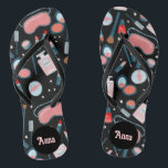 Vintag Beauty Cosmetics Bridesmaids Bride Custom Flip Flops<br><div class="desc">Niedliches Muster mit farbenprächtigem Design, handgefertigt von mir! Ideal für eine Brautjungfrau, für die Braut am Hochzeitstag oder für ein lustiges Bachelorette oder Brautparty Geschenk! Klicken Sie oben auf "Personalisieren", um einen Namen, Initialen oder anderen Text hinzuzufügen. Klicken Sie dann auf "Bearbeiten mit dem Design-Tool", um Farben, Schriftart, Platzierung und...</div>