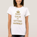 Vintag Behalt Ruhe, ich werde heiraten! Gold T-Shirt<br><div class="desc">Leicht anpassbarer Text. Vintage Abbildung Englisch Keep Calm und Carry On Design geändert für die neue Braut zu sein! Behalt mir, ich werde heiraten! Jede Braut sollte sich wie eine Prinzessin fühlen, komplett mit einer goldenen königlichen Krone! Herzlichen Glückwunsch! Ein lustiger Weg, um Freunden und Familie lassen, dass Sie heiraten....</div>
