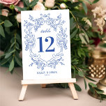 Vintag Blue Floral Wedding Tischnummer<br><div class="desc">Diese wunderschöne Hochzeitskarte verfügt über einen handgezeichnet verzierten Rahmen und Vintag inspirierte Typografie im vollkommenen Blau. Der Look ist zeitlos und elegant,  wie ein klassisches Geschichtenbuch! Weitere Informationen finden Sie in der Auflistung ... </div>