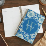 Vintag Blue William Morris Tapesty Monogram Planer<br><div class="desc">Dieses schlichte und dennoch elegante Design besticht durch ein elegantes William Morris inspiriertes Blumenmuster in französischer Blues und Creme. Behalt deinen Terminkalender und Termine mit Stil. Fügen Sie einen Namen hinzu, um ihn zu personalisieren. Macht ein großartiges Weihnachts- oder Muttertagsgeschenk. Erstellt von der einfachen Farmhouse Press.</div>