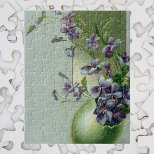 Vintag blühende violette Blumen in einem Ostereier Puzzle