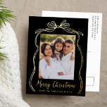 Vintag Bow Frohe Weihnachts Schwarzes Foto Folien Feiertagspostkarte<br><div class="desc">Feiern Sie die Urlaubssaison mit dieser bezaubernden Weihnachtspostkarte mit dem Foto Ihrer Familie, gerahmt von einer festlichen Goldfolie und einem Band auf schwarzem Hintergrund. "Frohe Weihnachten" ist elegant geschrieben in einem hübschen, handgeschriebenen Goldfolie-Skript, mit Platz, um Ihren Familiennamen unten zu personalisieren. Auf der Rückseite der Postkarte des Folienurlaubs werden Ihre...</div>
