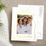 Vintag Bow Merry Christmas Foto Folien Feiertagspostkarte<br><div class="desc">Feiern Sie die Urlaubssaison mit dieser bezaubernden Weihnachtspostkarte mit dem Foto Ihrer Familie, gerahmt von einer festlichen Goldfolienbogen und Band auf einem knusprigen weißen Hintergrund. "Frohe Weihnachten" ist elegant geschrieben in einem hübschen, handgeschriebenen Goldfolie-Skript, mit Platz, um Ihren Familiennamen unten zu personalisieren. Auf der Rückseite der Postkarte des Folienurlaubs werden...</div>