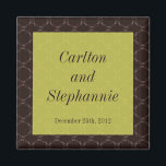 Vintag Brown/Green Wedding Magnet Gefallen<br><div class="desc">2"x2" Quadrat Magnete für benutzerdefinierte Gefälligkeiten werden in hoher Qualität und in lebhaften Farben gedruckt. Ideal für Babyankündigungen,  rett-the-date-Erinnerungen,  Geschenke für Familie und Freunde oder sogar großartige Werbeaktionen für jedes Unternehmen. Kleben Sie sie auf Ihren Kühlschrank,  Aktenschrank,  Geschirrspüler oder Ihre eigene Lieblingsplatte aus Metall.</div>