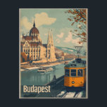 Vintag Budapest Postkarte<br><div class="desc">Mit unserer Vintagen Postkarte gelangen Sie in die bezaubernde Stadt Budapest. Mit der berühmten Donau, die sich durch das Herz der Stadt schlängelt, und einer bezaubernden Straßenbahn, die durch die historischen Straßen fährt, fasziniert diese Postkarte die zeitlose Schönheit Budapests. Tauchen Sie ein in die Nostalgie vergangener Zeiten und bewundern Sie...</div>