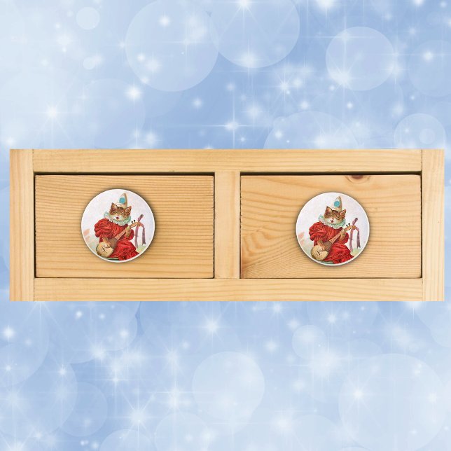 Vintag Clown Jester Musician Cat Mandolin Keramikknauf (Jester cat in clown outfit playing a mandalin on drawer knob pull.)