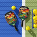 Vintag Court Sunset | Retro-Monogramm Pickleball Schläger<br><div class="desc">Erhöhen Sie Ihr Spiel mit dem Vintagen Court Sunset | Retro Monogram Pickleball Paddle, eine stilvolle Mischung aus Leistung und Nostalgie. Dieses Paddel besticht durch ein lebhaftes, im Retro-inspiriert Design. Auf einem landschaftlichen Pickleball-Platz, der von Palmen und mutigen Typografie gerahmt ist, zeigt sich ein tropischer Sonnenuntergang. Dieses Paddel ist perfekt...</div>
