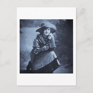 Vintag Cowgirl und ihr Sechs-Shooter Postkarte
