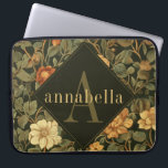 Vintag Dark Floral William Morris Monogram Laptopschutzhülle<br><div class="desc">Dieses schlichte und dennoch elegante Design besticht durch ein dunkles, elegantes William Morris inspiriertes Blumenmuster in schlauem Grün, weichem Gold und Rost auf schwarzem Hintergrund. Behalt deinen Laptop mit Stil geschützt. Fügen Sie einen Namen hinzu, um ihn zu personalisieren. Macht ein großartiges Weihnachts- oder Muttertagsgeschenk. Erstellt von der einfachen Farmhouse...</div>