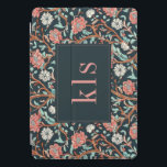 Vintag Dark Poppy William Morris Monogram iPad Pro Cover<br><div class="desc">Dieses schlichte und dennoch elegante Design besticht durch ein dunkles,  elegantes und in Rosa und Aqua inspiriertes Tapisserie-Muster. Schützen Sie Ihre Tablette stilvoll. Fügen Sie einen Namen hinzu,  um ihn zu personalisieren. Macht ein großartiges Weihnachts- oder Muttertagsgeschenk. Erstellt von der einfachen Farmhouse Press.</div>