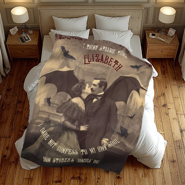 Vintag Draculas Kiss Gothic-Horror Fleecedecke (Von Creator hochgeladen)