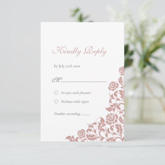 Vintag Dusty Rose Lace Wedding RSVP Karte (Stehend Vorderseite)