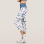 Vintag Englisch Floral Toile de Jouy-Blue Capri Leggings<br><div class="desc">Schönes,  nahtloses Toile de jouy Muster,  angepasst an ein englisches Kupferstich von John Munns ca 1770er Jahren mit klassischen Ruinen,  Seehafen,  Hirten und Blumengarten. Blau auf weißem Hintergrund.</div>