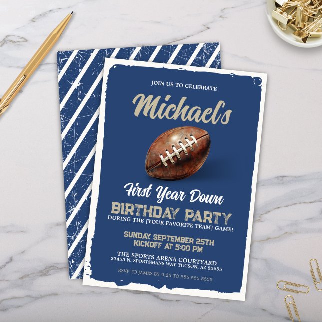 Vintag Football Blue Boys 1. Geburtstag Party Einladung (Blue football theme birthday party invitation for 1st birthday watch party for boys viewing game)