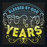 Vintag Funny 70 Jahre alt Sprichwort Zitat Poster<br><div class="desc">Vintages Retro 70. Geburtstagsdesign im dekorativen Zierstil mit bedrückter Wirkung auf den Text. Das sonnige sarkastische 70 Jahre alte Sprichwort zitiert mit einer Phase gesegnet von Gott für 70 Jahre in blauen und gelben Farbverlauf Farben. Perfect Happy Birthday Geschenkidee für Vater,  Mama,  Friend Oma,  Opa,  Onkel und Tante.</div>