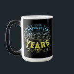 Vintag Funny 70 Jahre alt Sprichwort Zitat Verwandlungstasse<br><div class="desc">Vintages Retro 70. Geburtstagsdesign im dekorativen Zierstil mit bedrückter Wirkung auf den Text. Das sonnige sarkastische 70 Jahre alte Sprichwort zitiert mit einer Phase gesegnet von Gott für 70 Jahre in blauen und gelben Farbverlauf Farben. Perfect Happy Birthday Geschenkidee für Vater,  Mama,  Friend Oma,  Opa,  Onkel und Tante.</div>