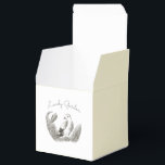 Vintag Garden Bird - einfarbige Blume Geschenkschachtel<br><div class="desc">Minimalistisch und dennoch reich an Details - diese monochrome Kollektion bringt Vintage Vögel und Gartenelemente in eine stille Harmonie. Ideal für klassische Innenräume,  Kunstliebhaber und elegante,  naturlich inspirierte Räume.</div>