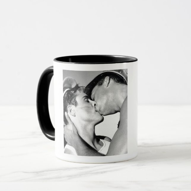 Vintag Gay Men Sailors Kiss DADT Tasse (Vorderseite Links)