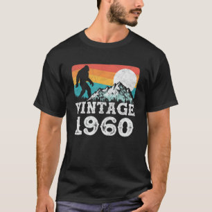 Vintag Geboren 1960 Funny Bigfoot Mountains Retro T-Shirt