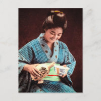 Vintag Geisha Imbibing in einem Cup des alten Japa