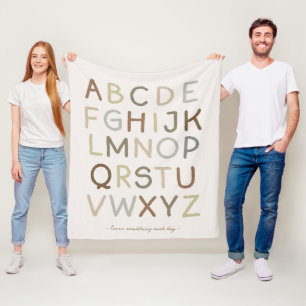 Vintag gestrichener Alphabet-Kinderzimmer-Raum mit Fleecedecke