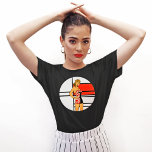 Vintag Glam Button-Up T - Shirt - Retro Comic Pop<br><div class="desc">Fügen Sie Ihrem Kleiderschrank einen Retro-Charme hinzu mit diesem einzigartigen Button-up Girl-T - Shirt. Mit einem spielerischen Badeanzug im Comic-Stil und Mondrians ikonischer Komposition Nr. 4 verbindet dieses Tee klassische und abstrakte Kunst in hochauflösendem Detail. Ideal für Kunstliebhaber, Vintage Liebhaber oder alle, die einen Pop von kühnen Farben und Stil...</div>