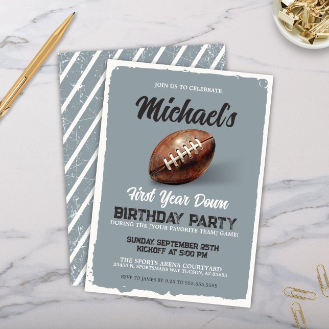 Vintag Graue Fußball Thema 1. Geburtstag Party Einladung (Vintage grey football theme party invitation with antique football for 1st birthday or watch party)
