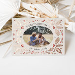 Vintag Holly Berries Foto Weihnachten Beige Folien Feiertagskarte<br><div class="desc">Diese klassische und elegante Urlaubskarte bietet Ihnen ein originelles,  handgezeichnetes Winterfolien,  das das Foto und seine geschwungene Form umrahmt. Die Rückseite weist ein passendes Muster mit Foto und zusätzlichem Text auf.</div>