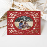 Vintag Holly Berries Foto Weihnachten Rot Folien Feiertagskarte<br><div class="desc">Diese klassische und elegante Urlaubskarte bietet Ihnen ein originelles,  handgezeichnetes Winterfolien,  das das Foto und seine geschwungene Form umrahmt. Die Rückseite weist ein passendes Muster mit Foto und zusätzlichem Text auf.</div>