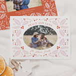 Vintag Holly Berries Oval Foto | Hellrosa Feiertagskarte<br><div class="desc">Diese elegante und skurrile Urlaubskarte mit unserem handgezeichneten Winterfolien umrahmt Ihr Foto mit elegantem geschwungenen Muster. Die Rückseite weist ein passendes Muster mit einem Foto und einen Ort für mehr Text auf.</div>