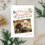 Vintag Holly Tilted Snapshot Foto Weihnachten<br><div class="desc">Diese festliche und schicke Urlaubskarte mit original handgezeichnet Winterfolien mit hübscher Typografie in lebhaften Farben und 2 gekachelten Fotos. Die Rückseite ist mit einem passenden Muster versehen</div>