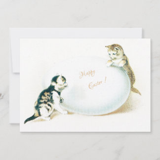 Vintag. Kleine Kätzchen spielen mit Osterei Feiertagskarte