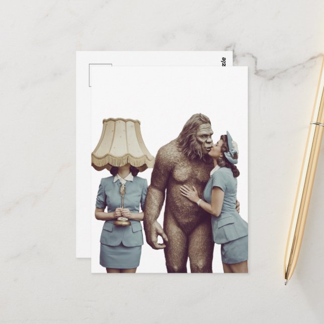 Vintag Lady Kissing Sasquatch Postkarte (Vorderseite/Rückseite Beispiel)