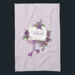 Vintag Lilacs Personalisiert Küchentücher<br><div class="desc">Die Sprays romantischer Lilaks umgeben eine mittlere weiße Schriftrolle mit lila Akkorden und Stangen auf einem weichen pastellfarbenen Lavendeldamasenboden.</div>